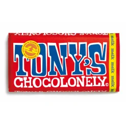 Tony's Chocolonely Regenboog Classics 3-packTony's Chocolonely Regenboog Classics 3-pack is het perfecte cadeautje voor iedereen die een verrassing verdient – je schoonmoeder, je verre tante of die nieuwe buurman. Deze kleurrijke verpakking zit tjokvol met Tony’s favoriete smaken: romige melkchocolade, melk karamel zeezout en melk met knapperige hazelnoot. Daar worden we nou blij van!Bevat drie heerlijke Tony’s chocoladesmakenRomige melkchocolade, melk karamel zeezout en melk met knapperige hazelnootPerfect als cadeau voor elke gelegenheidFairtrade en gemaakt met traceerbare cacao Aanvullende informatie BewarenOpslaan in een donkere ruimte met een temperatuur tussen 12 en 19 graden celcius. Niet bewaren bij sterk geurende producten. Ingrediënten MELKCHOCOLADE:suiker, volle melkpoeder, cacaoboter, cacaomassa, emulgator (lecithinen (soja)).MELKCHOCOLADE KARAMEL ZEEZOUT:suiker, volle melkpoeder, cacaoboter, cacaomassa, 10.00% karamelstukjes (suiker, glucesestroop, boter (melk), roompoeder (melk), emulgator (soja lecithine)), 0.50% zeezout, emulgator (lecithinen (soja)).MELKCHOCOLADE HAZELNOOT:suiker, volle melkpoeder, cacaoboter, cacaomassa, 10.00% hazelnoten, emulgator (lecithinen (soja)). Allergenen Bevat: Melk, Soja en Noten. Kan gluten, ei en noten bevatten. Allergenen Disclaimer Let op: Hoewel we zorgvuldig allergeneninformatie op onze productpagina’s verstrekken, kunnen de ingrediënten en allergenen in de producten door de fabrikant worden aangepast. Raadpleeg daarom altijd de verpakking voordat je het product consumeert, vooral als je een allergie of intolerantie hebt. De informatie op onze website is bedoeld als aanvullende ondersteuning en kan niet altijd het etiket op de verpakking vervangen. Bij vragen over allergenen of andere productinformatie, neem gerust contact met ons op. Voedingswaarde Voedingswaarde per 100 gramEnergie- 2284 kj / 546 kcalVet- 34 gramwaarvan verzadigd vet- 19 gramKoolhydraten- 51 gramwaarvan suiker- 49 gramEiwitten- 7.7 gramZout- 0.37 gram Fabrikant informatie Merk: Tony's Chocolonely Ean: 8719956493829 Artikel: 1019-120 Fabrikant: Tony's Chocolonely Reviews Schrijf jouw review Hoe controleren en plaatsen wij reviews? Plein plaatst enkel reviews van klanten en personen die het product daadwerkelijk gebruikt hebben, ook wanneer deze negatief of neutraal is. Voordat de review geplaatst wordt controleren we handmatig of deze écht is en voldoet aan onze reviewvoorwaarden. Wanneer het product op Plein gekocht is vermelden we dat bij de review. Plein betaalt niet voor reviews, wanneer een reviewer door een andere partij is vergoed staat dit erbij vermeld. Er zijn nog geen reviews geschreven. Schrijf als eerste een review. Tony's Chocolonely Regenboog Classics 3-pack 3 x 180 gr^Tonys Chocolonely Online